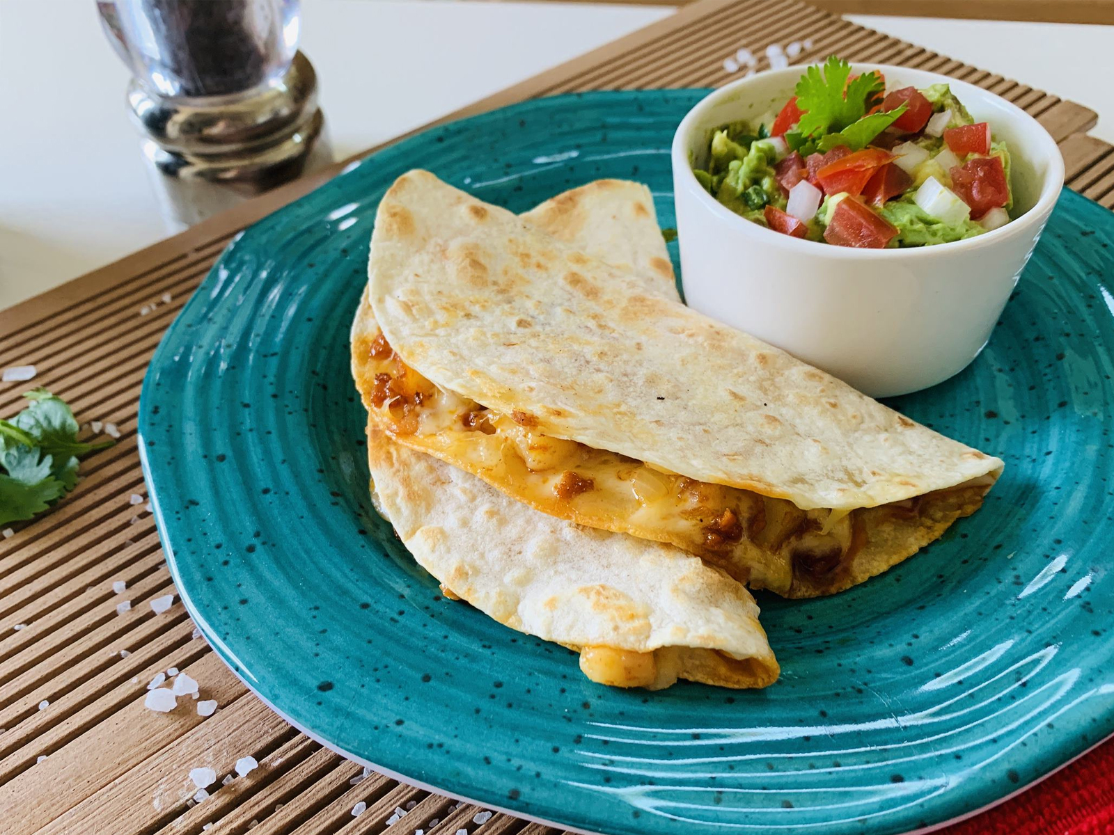 Quesadilla con Pico de Gallo