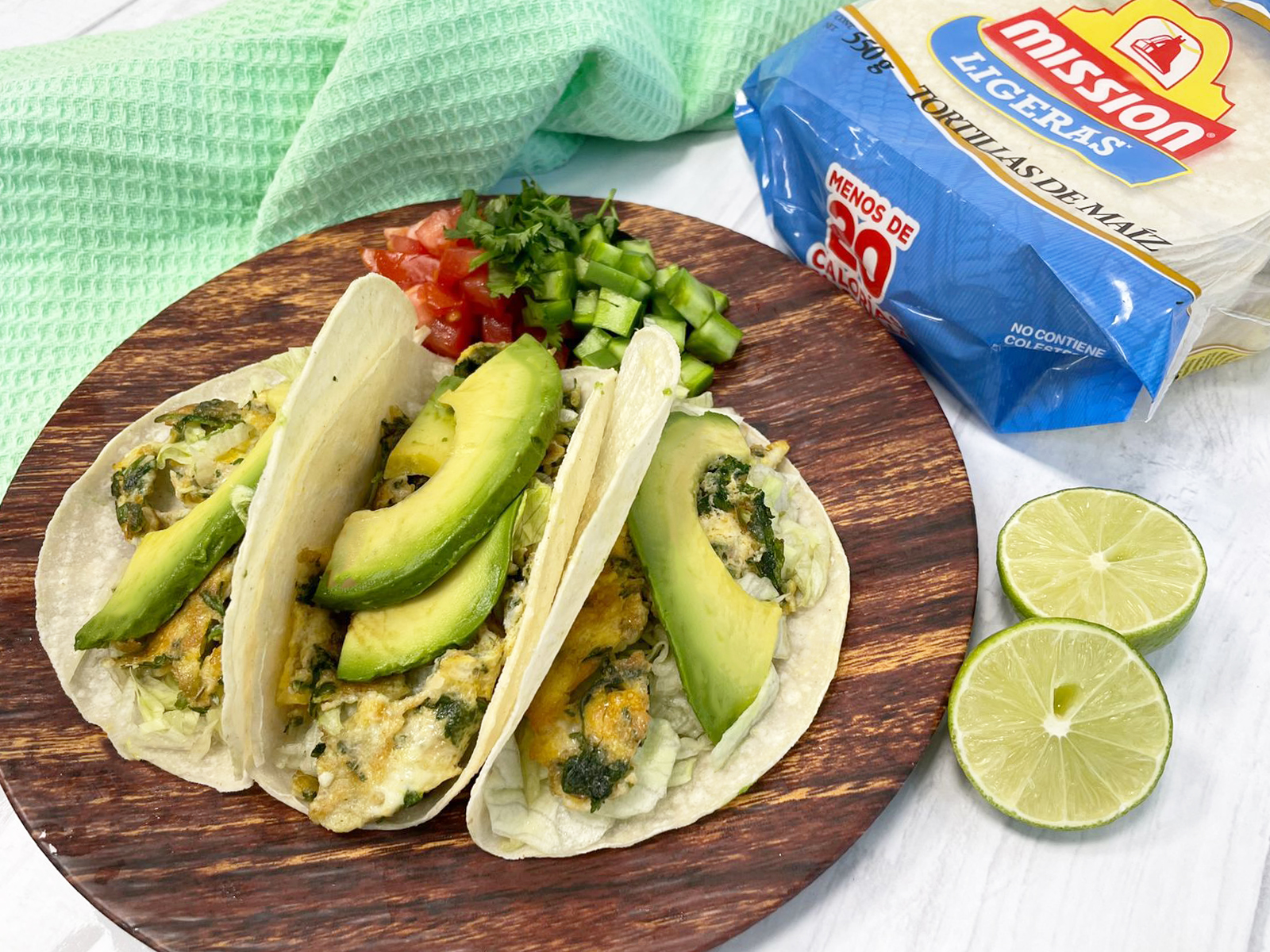 Tacos de huevo con aguacate y cilantro