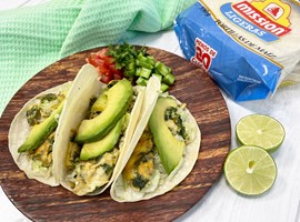 Tacos de huevo con aguacate y cilantro
